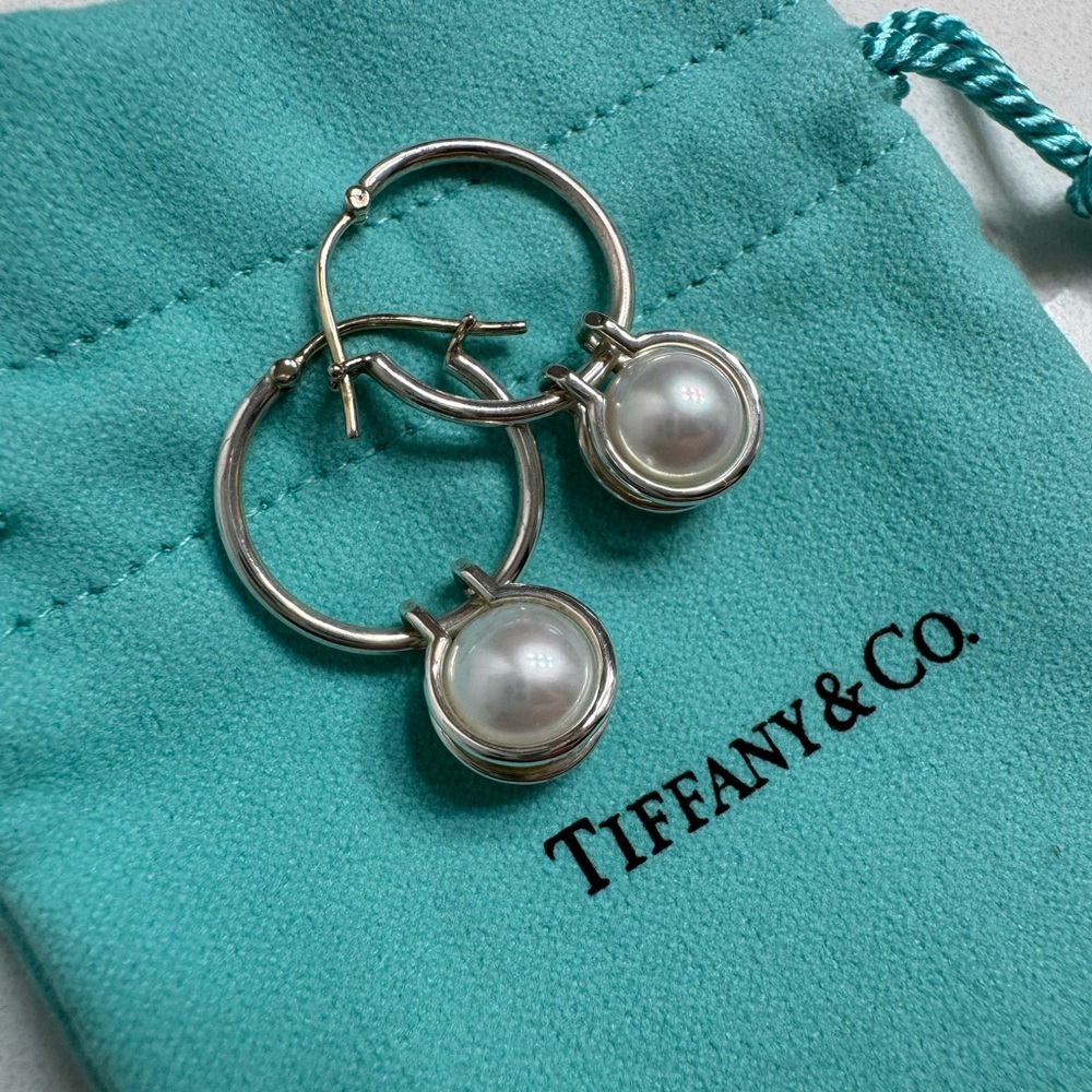 Tiffany & Co Pearl Hardware hoops